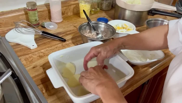 Engrasa el molde con mantequilla (298.759).