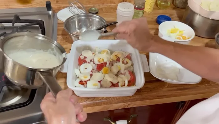 Cubre con salsa bechamel y queso (412.639).