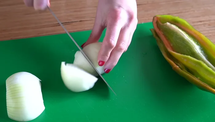 Cortar la cebolla y el pimiento en cuadraditos.