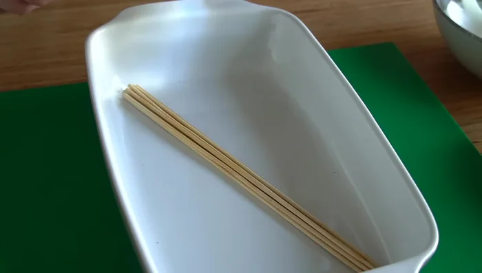 Remojar las brochetas de madera en agua para que no se quemen.