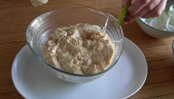 Ensartar en las brochetas trozos de pollo, cebolla y pimiento, alternándolos.