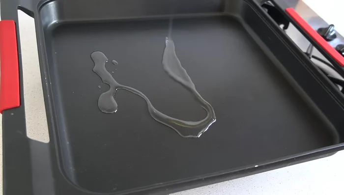 Calentar un poco de aceite en una plancha a fuego moderado.