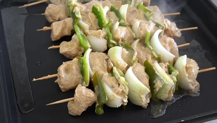 Cocinar las brochetas durante 5 minutos por cada lado, hasta que estén doradas.