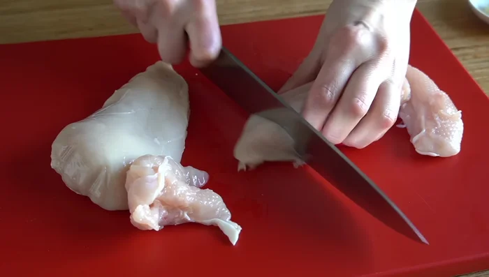 Cortar la pechuga de pollo en cuadraditos.