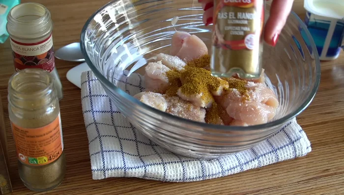 En un bol, mezclar el pollo con la sal, ras el hanout, comino, pimienta blanca, jengibre en polvo y el ajo rallado. Amasar bien para que las especias se integren.