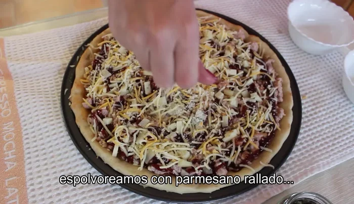 Espolvorear con parmesano rallado y orégano seco. (107.439)