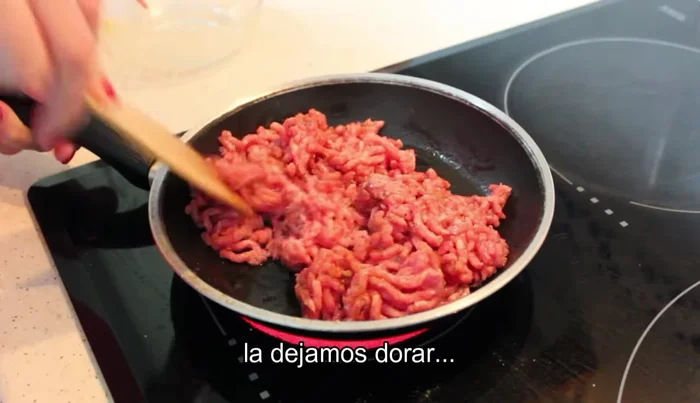 Añadir un chorrito de vino blanco a la carne y dejar que se evapore. Retirar del fuego y reservar. (29.359)