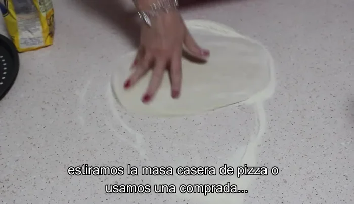 Estirar la masa de pizza (casera o comprada) y colocarla en una bandeja de pizza. Hacer un borde. (45.6)