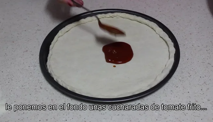 Untar la base con salsa de tomate frito. (65.92)
