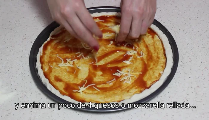 Agregar queso cuatro quesos o mozzarella rallada. (71)