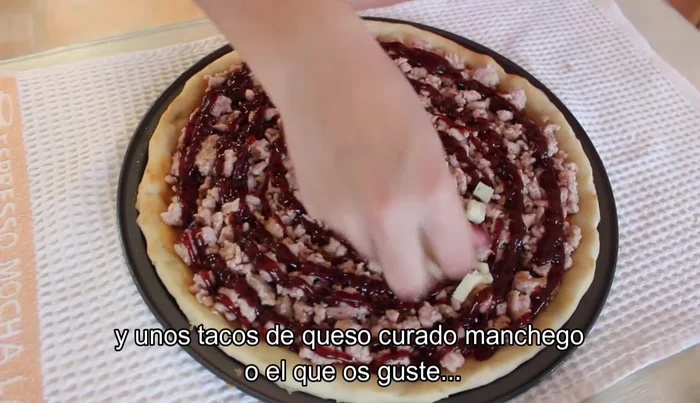 Colocar taquitos de queso manchego curado (o el queso que prefieras) encima de la carne. (96.159)