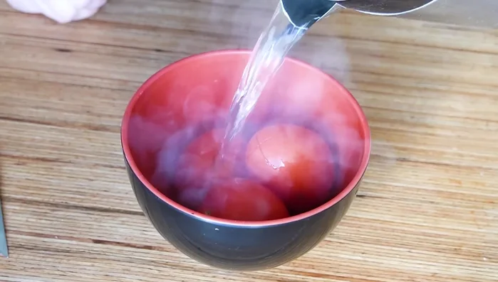 Escaldar los tomates con agua caliente para pelarlos fácilmente. Pelar y trocear.