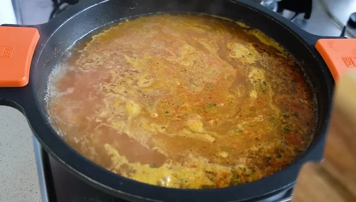 Llevar a ebullición. Probar y rectificar la sal. Añadir los fideos y cocinar según las instrucciones del paquete (aprox. 9 minutos), removiendo ocasionalmente.