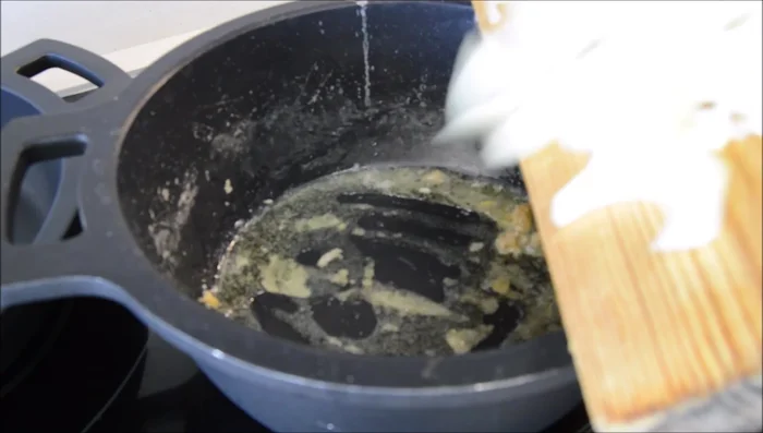 Añadir aceite a la olla, incorporar la cebolla y saltear.