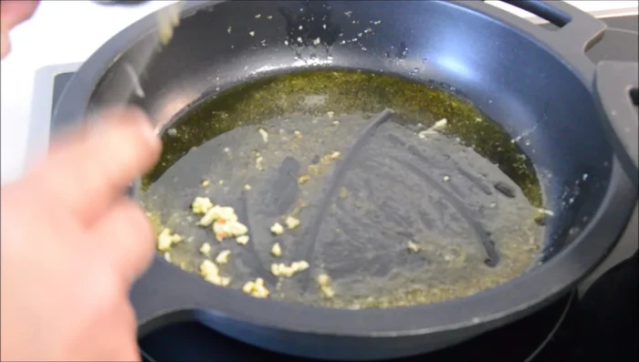 Añadir el ajo picado a la sartén y dorar suavemente.