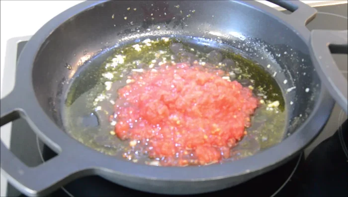 Incorporar el tomate rallado y una pizca de sal. Dejar reducir unos 8 minutos.