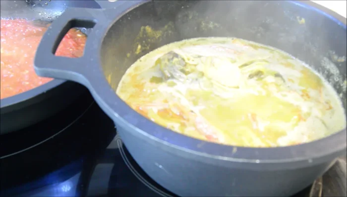 Bajar el fuego del caldo a mínimo para mantenerlo caliente.
