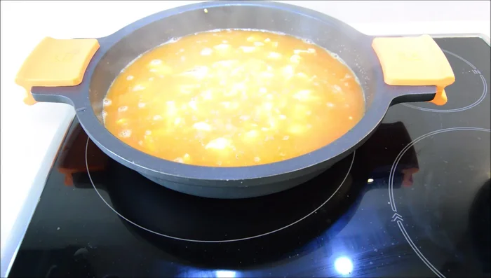 Cocinar a fuego fuerte durante 8 minutos, girando la paella para que el fuego se distribuya.
