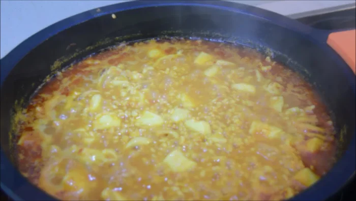Bajar el fuego a medio y cocinar 5 minutos más.