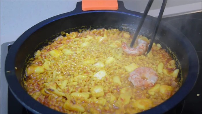 Incorporar las gambas reservadas. Cocinar a fuego mínimo 4 minutos.