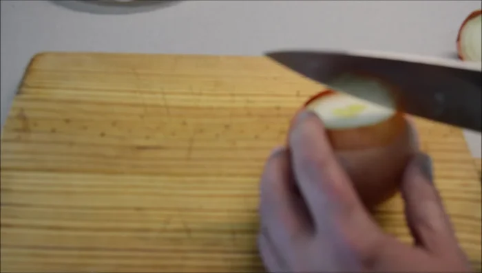 Preparar el fumet: En una olla alta, sofreír la cebolla cortada en juliana sin aceite.