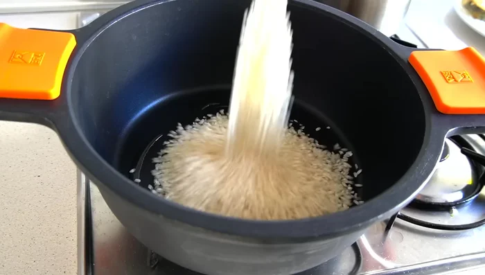 Cocinar el arroz: En una cazuela, sofreír el arroz con un poco de aceite durante un par de minutos. Agregar el caldo hirviendo y cocinar a fuego alto (pero no demasiado) durante 12 minutos.