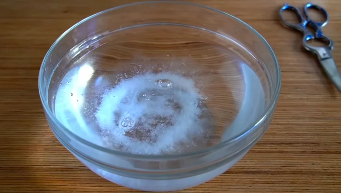 Limpiar las almejas: En un bol con agua fría y salada (como agua de mar), dejar las almejas en remojo durante 1 hora para que suelten la arena.