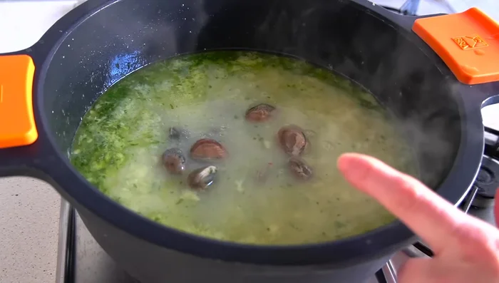 Agregar almejas: Añadir las almejas enjuagadas al arroz y cocinar durante 3 minutos, hasta que se abran.