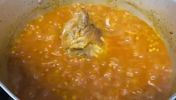 Una vez que hierva, agregar el apio, la zanahoria y las cebollas picadas en cubos pequeños. Dejar hervir a fuego lento por 15 minutos.