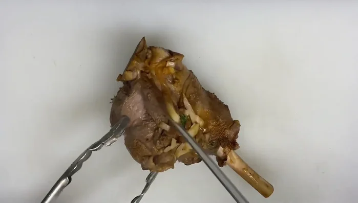 Sacar el pernil de cordero, picar la carne y volver a ponerla en la olla con el hueso para más sabor.
