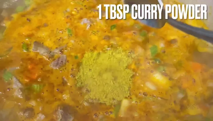 Agregar un poco más de curry en polvo.
