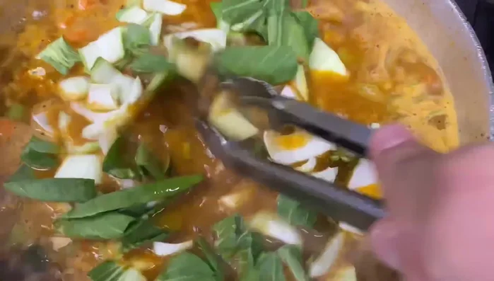 Picar las acelgas o hojas de betabel y agregarlas a la sopa. Dejar hervir a fuego lento por otros 15 minutos.