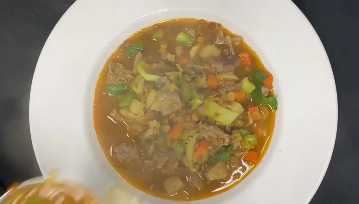 Servir la sopa generosamente, decorando con hierbas frescas y cebollín.