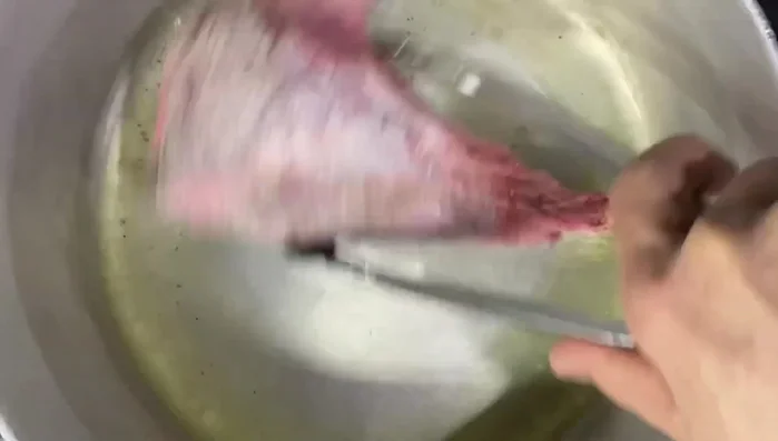 Sofreír el pernil de cordero con sal y pimienta abundante en aceite de oliva hasta que coja color y selle por todos los lados.