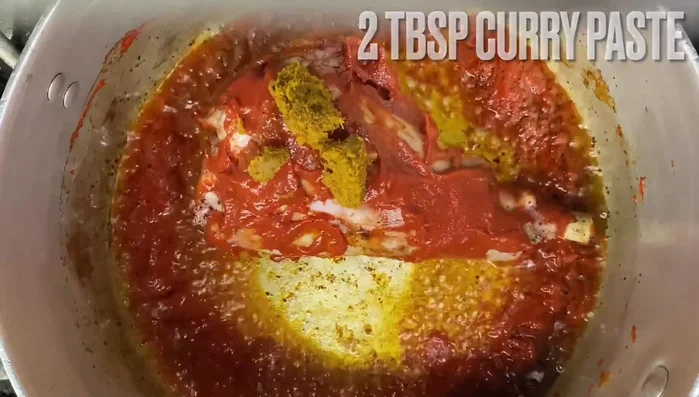 Agregar una cucharada grande de curry en pasta.