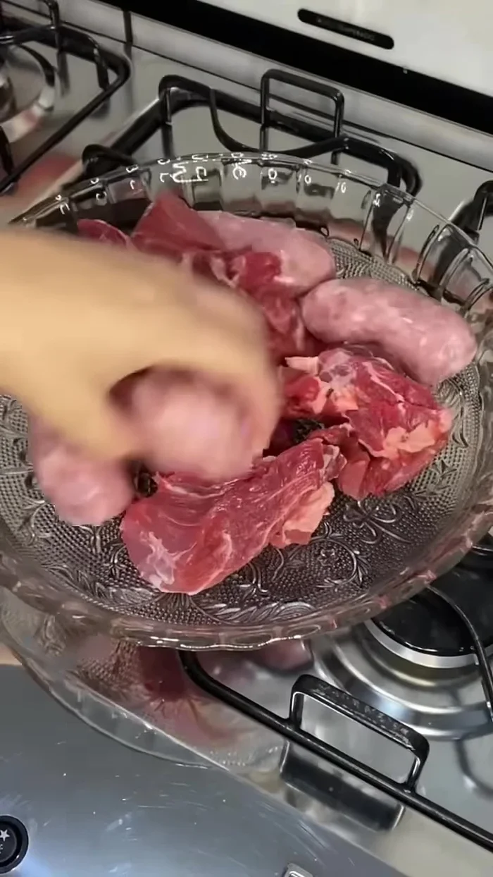 Sazonar la carne al gusto antes de ponerla en la sartén. Se prefiere sazonar antes para evitar que la carne quede muy apretada después en la sartén.