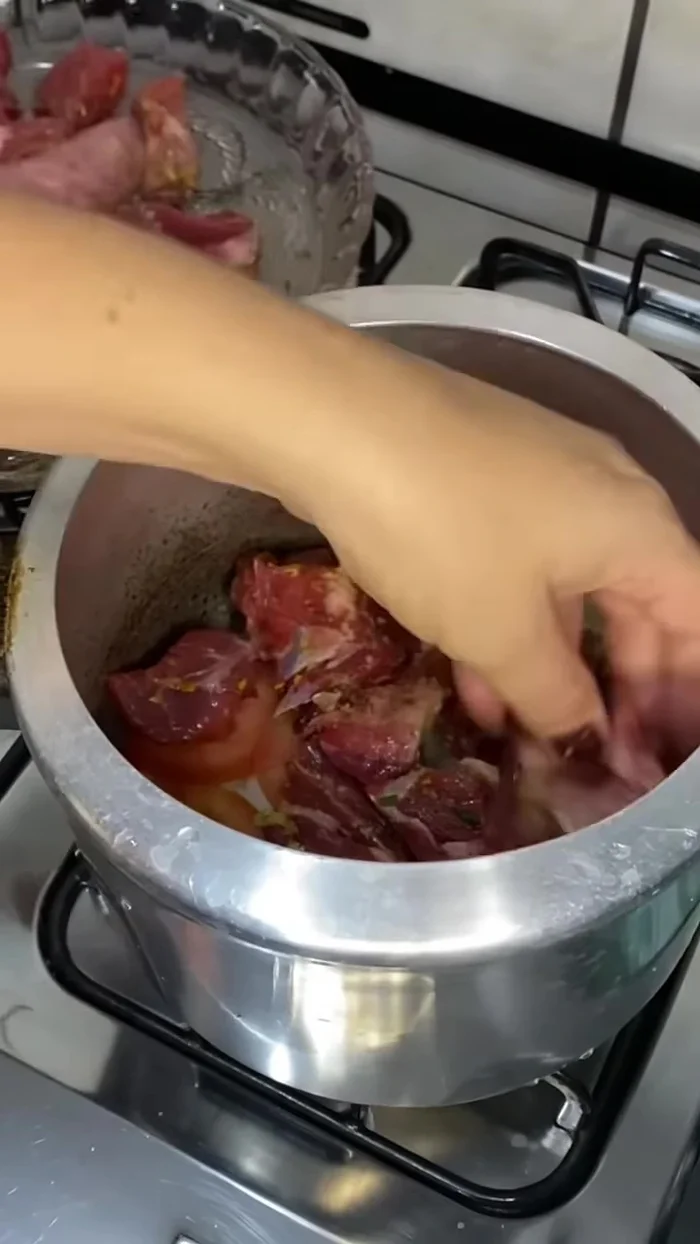 Añadir cuatro salchichas a la sartén.