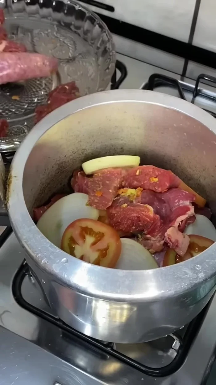 Colocar la cebolla y el tomate en la sartén de forma secuencial.