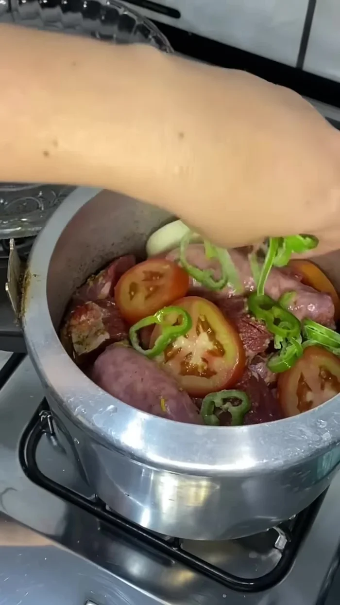 Tapar la sartén y cocinar a fuego lento durante 20 minutos para evitar que la carne se queme.