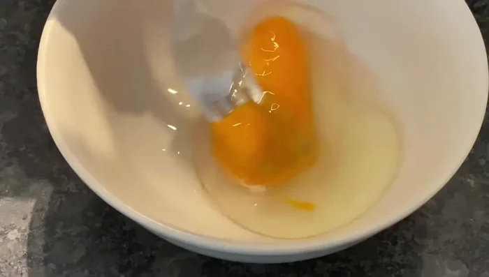 Agregar la mezcla de arroz y huevo a la sartén. Remover constantemente con una cuchara, asegurándose de que el arroz se cocina uniformemente y no se pega.