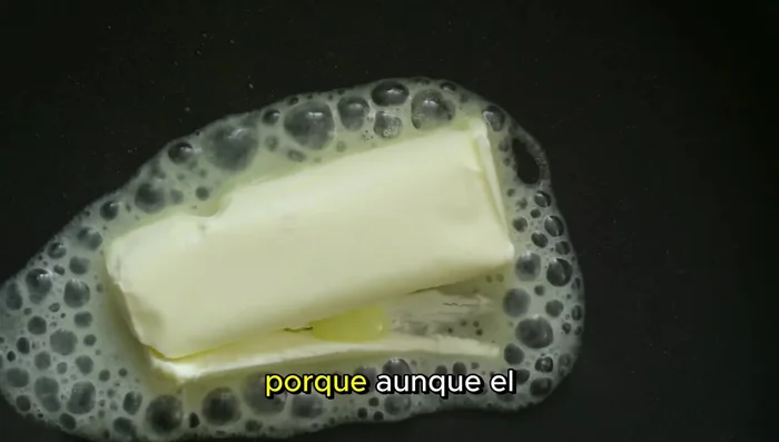 Si se desea, añadir una cucharada de mantequilla. Remover hasta que se derrita y se integre con el arroz y el huevo.