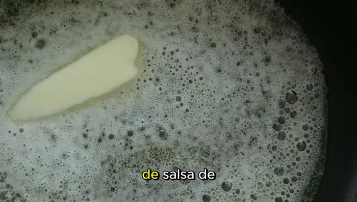Una vez que el arroz esté dorado y tenga una textura crujiente, añadir una cucharada de salsa de ostras o salsa de soja, y una pizca de pimienta.