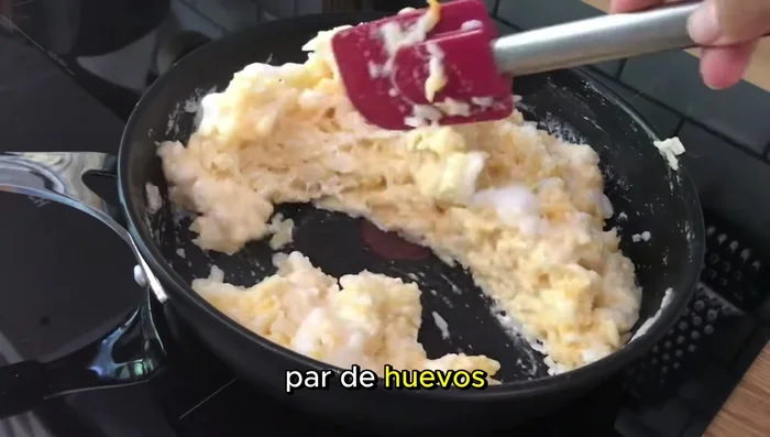 En un bol, mezclar el arroz cocido con los dos huevos crudos hasta que estén bien integrados. Esto le dará una textura sedosa al arroz frito.