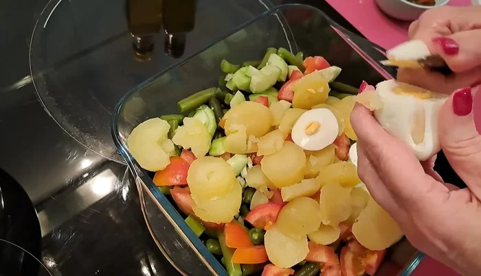 Incorporar los huevos cocidos cortados.