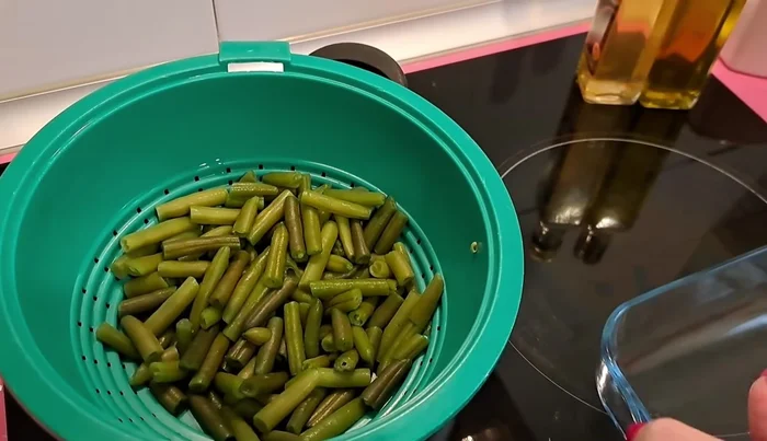 Cocer las judías verdes, patatas y huevos. Cortar el pepino, el tomate y la cebolla en trozos pequeños.