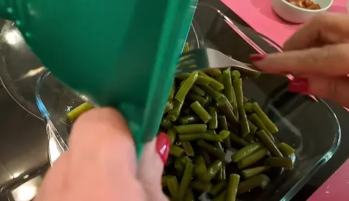 En un bol grande, colocar las judías verdes cocidas.