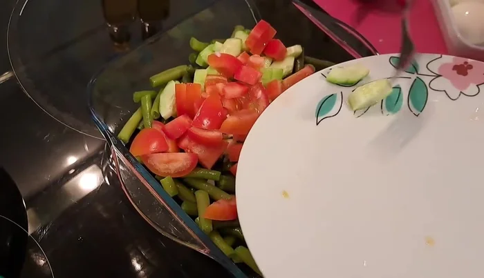 Incorporar el pepino y el tomate cortados.
