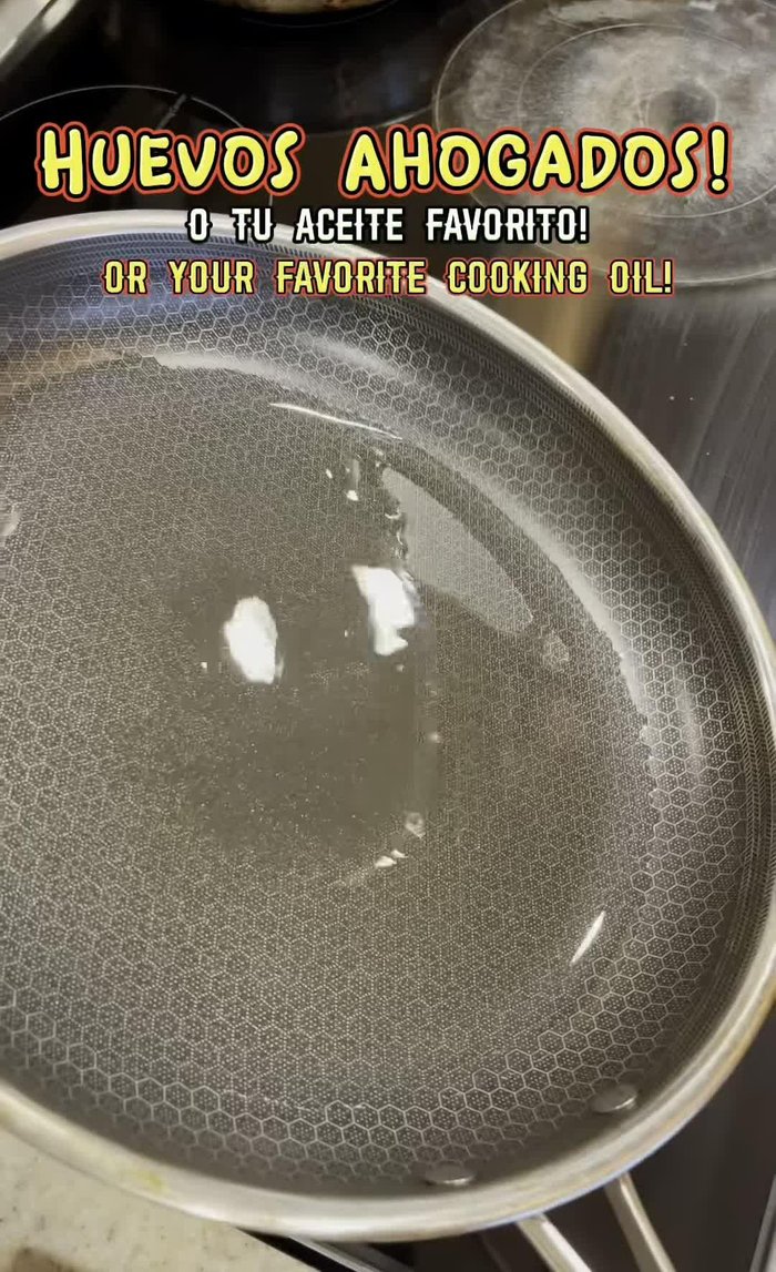 Añade un diente de ajo picado, media cebolla mediana, un chile morrón verde y un chile jalapeño. Revuelve y cocina por un minuto a fuego medio-bajo.