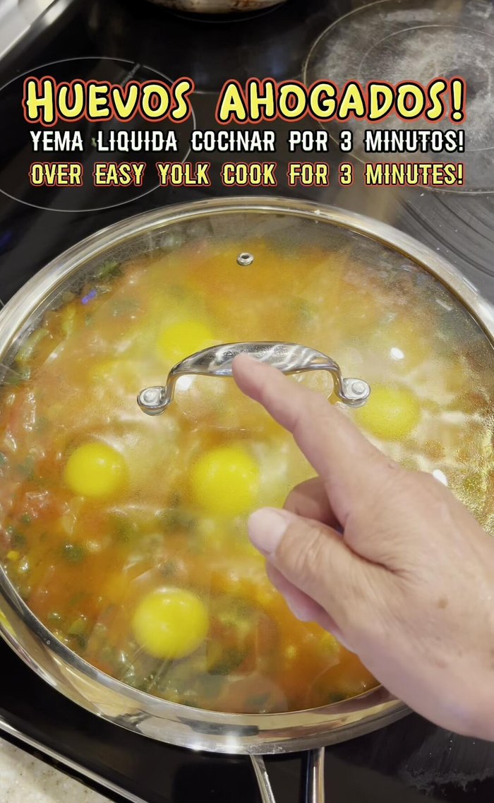 Tapa y cocina a fuego medio. El tiempo de cocción dependerá de cómo quieras la yema: 3 minutos para yema líquida, 4 minutos para yema ligeramente cocinada, y 5 minutos o más para yema bien cocinada.