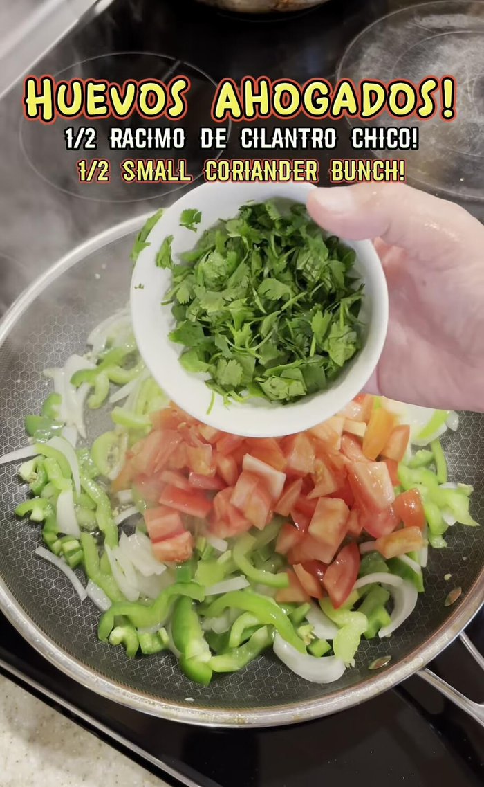 Agrega dos tomates picados, media taza de cilantro picado y 4 onzas de salsa de tomate. Revuelve y cocina por un minuto a fuego medio-bajo.